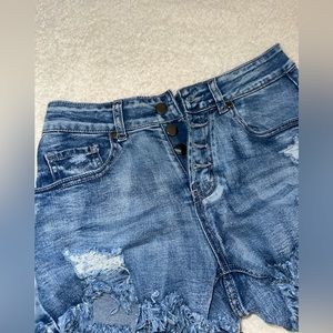 Distressed denim shorts.👖 Size 2.